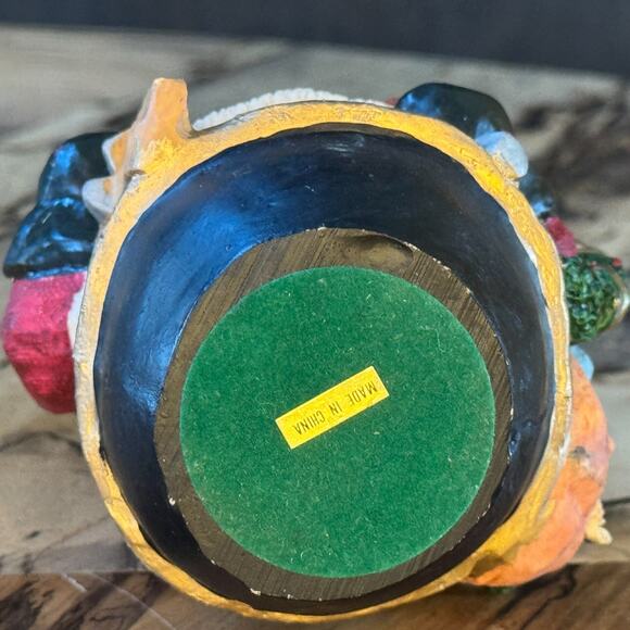 Vintage Skiing Santa Figurine w/ Wreath & Toy Bag by Windsor Collection, 5.5"H - Picture 10 of 10